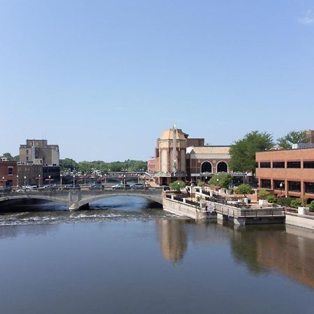 Hometowne Studios By Red Roof And Conference Center Chicago - N Aurora Naperville North Aurora 외부 사진