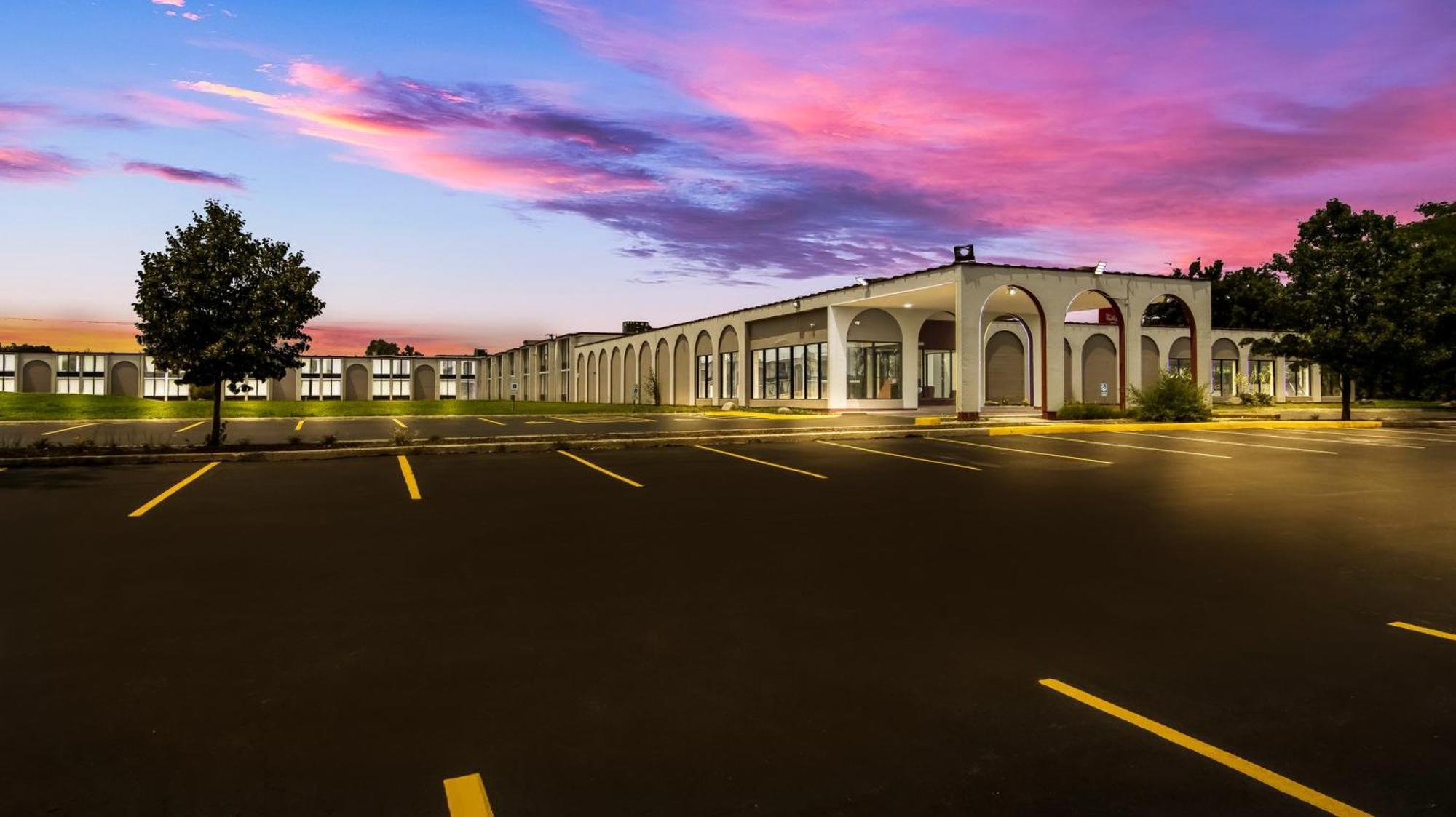 Hometowne Studios By Red Roof And Conference Center Chicago - N Aurora Naperville North Aurora 외부 사진