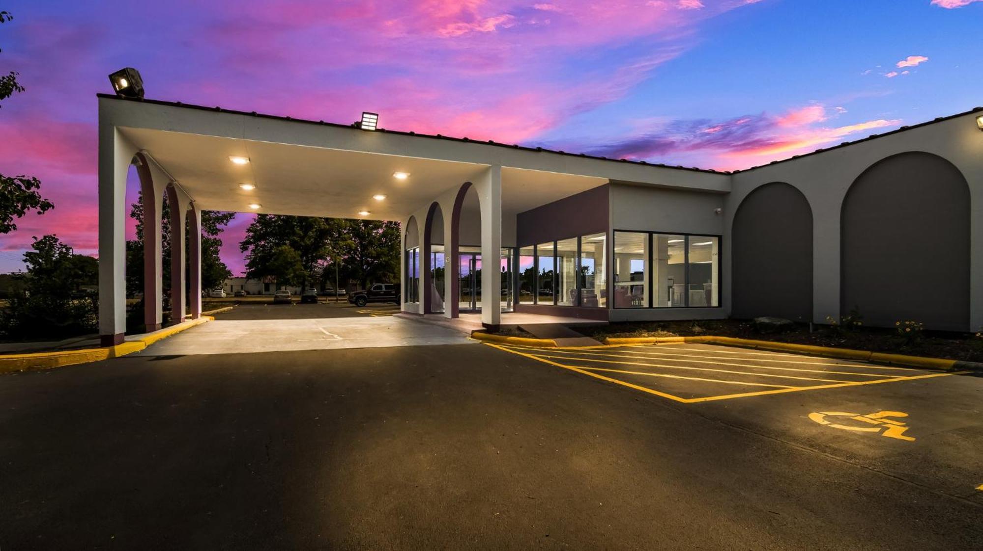 Hometowne Studios By Red Roof And Conference Center Chicago - N Aurora Naperville North Aurora 외부 사진
