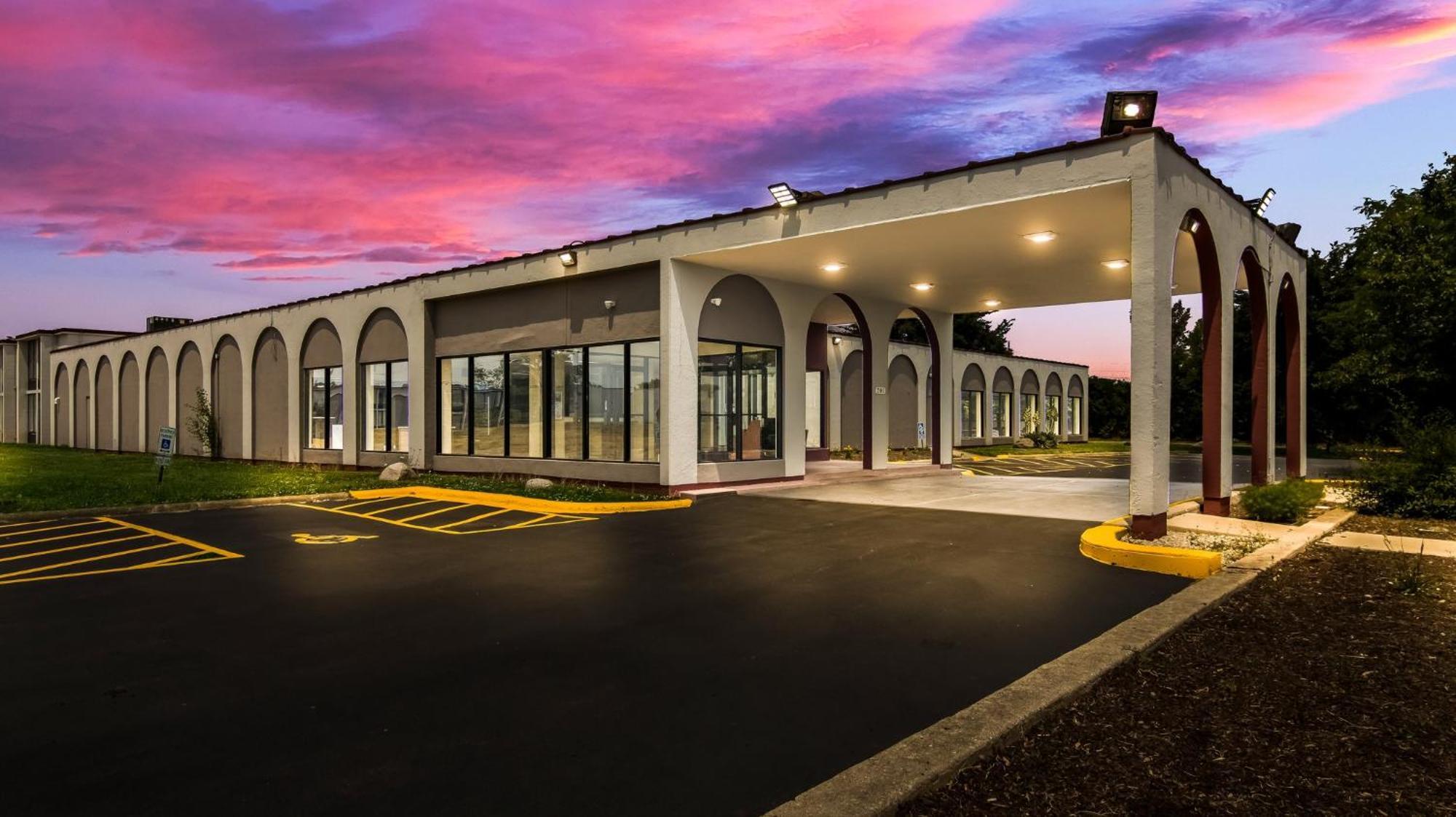 Hometowne Studios By Red Roof And Conference Center Chicago - N Aurora Naperville North Aurora 외부 사진