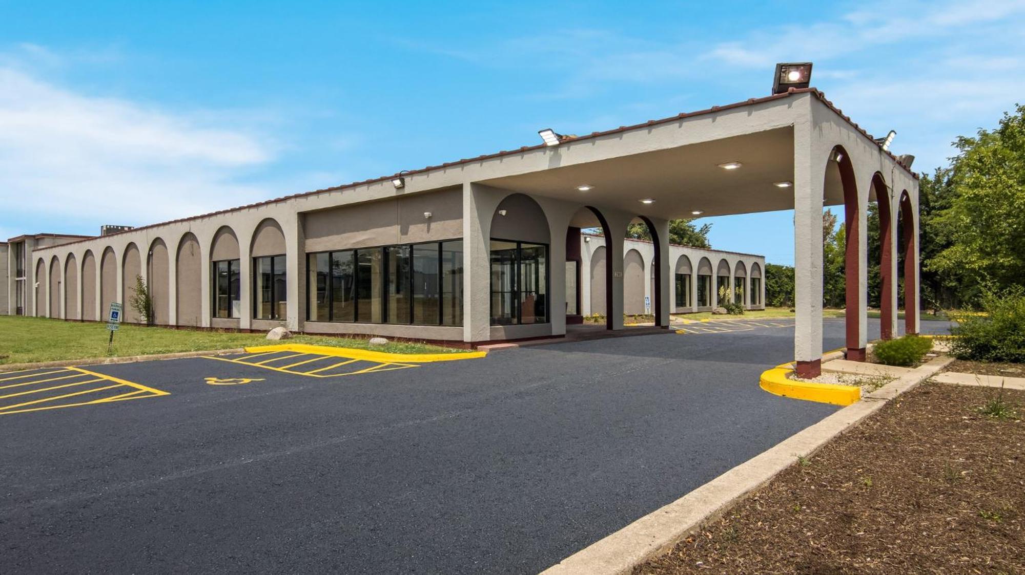 Hometowne Studios By Red Roof And Conference Center Chicago - N Aurora Naperville North Aurora 외부 사진